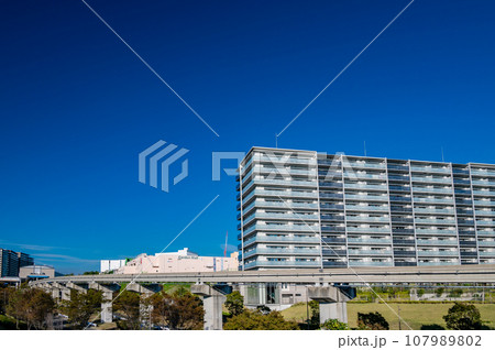 住宅街の側を通る大阪モノレール彩都線 107989802