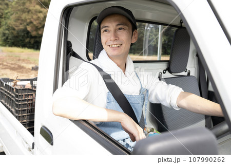 軽トラックの運転席に乗った農家の男性 軽トラックの運転席に乗った農家の男性 107990262