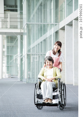 シニアを介護する若い女性の介護士 107990281