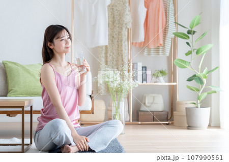 ミネラルウォーターを飲む若い女性 ミネラルウォーターを飲む若い女性 107990561