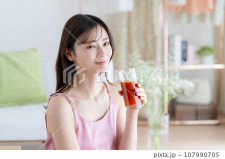 野菜ジュースを飲む若い女性 107990705