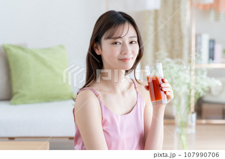 野菜ジュースを飲む若い女性 107990706