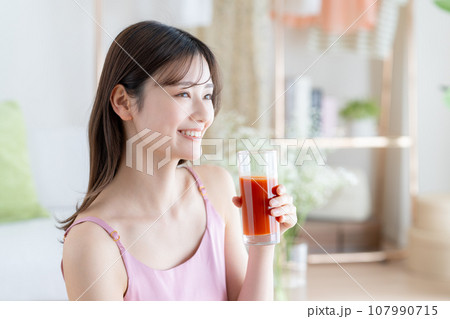 野菜ジュースを飲む若い女性 107990715