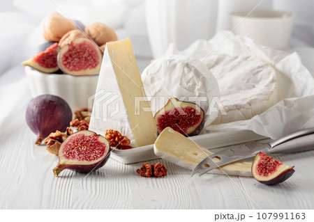 Camembert cheese with figs and walnuts. 107991163