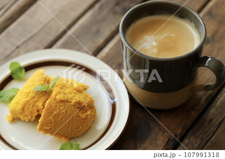 手作りのカボチャの焼きプリンとカフェオレ 手作りのカボチャの焼きプリンとカフェオレ 107991318