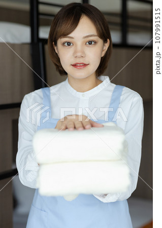 ベッドメイクをする可愛い女性 ベッドメイクをする可愛い女性 107991515
