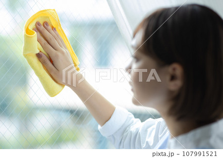 窓を拭く女性 107991521
