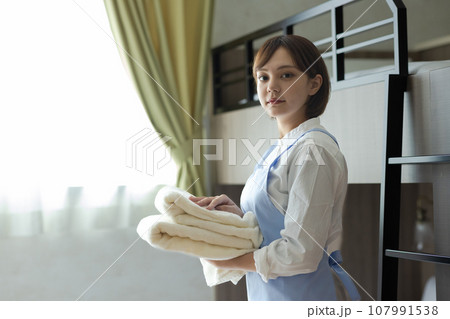 ベッドメイクをする可愛い女性 ベッドメイクをする可愛い女性 107991538