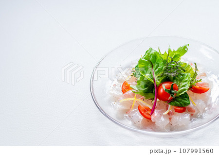 真鯛とベビーリーフのカルパッチョ 107991560