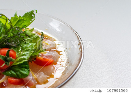真鯛とベビーリーフのカルパッチョ 真鯛とベビーリーフのカルパッチョ 107991566