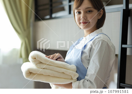 ベッドメイクをする可愛い女性 ベッドメイクをする可愛い女性 107991581