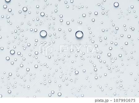 白い背景に浮かぶ水滴 白い背景に浮かぶ水滴 107991675