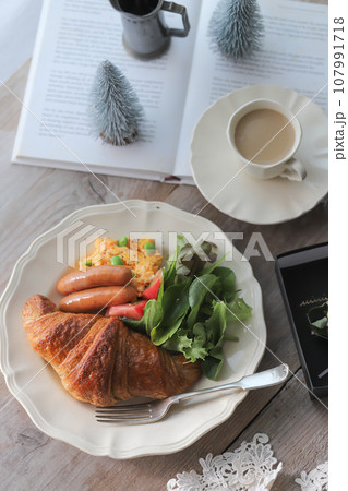 クロワッサンの朝食 107991718