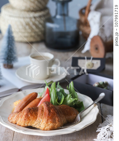 クロワッサンの朝食 107991719