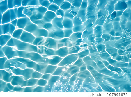透明な水の波紋青い水面 透明な水の波紋青い水面 107991873