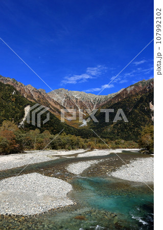 秋の上高地　穂高連峰と梓川 107992102