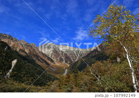 秋の上高地　穂高連峰 107992149