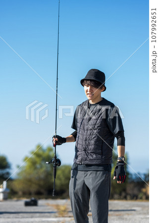晴れた日の早朝に釣りを楽しむ若い男性 107992651
