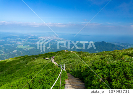 真夏の大山山頂 真夏の大山山頂 107992731