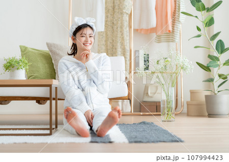 部屋でくつろぐ若い女性 107994423