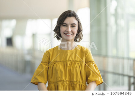 笑顔の20代の外国人女性 カメラ目線ポートレート 笑顔の20代の外国人女性 カメラ目線ポートレート 107994849