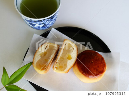 お茶の時間 ほっくりおいしいくりまんじゅう 緑茶 南天の葉 お茶の時間 ほっくりおいしいくりまんじゅう 緑茶 南天の葉 107995313