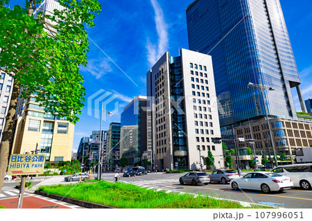 晴海通りの交差点と銀座へ向かう信号待ちの車。日比谷と有楽町の高層ビルと街路樹（東京都千代田区） 107996051