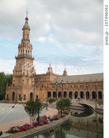 小川が流れるスペイン広場と塔【スペイン・セビリア】 107996062