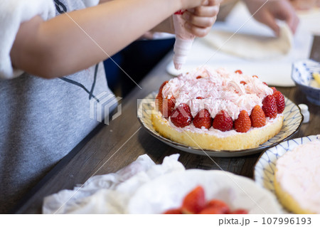 自宅でケーキを作る女の子 自宅でケーキを作る女の子 107996193