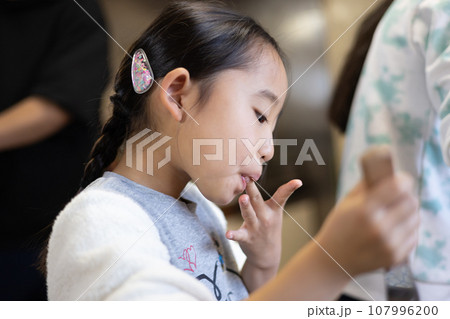 自宅でケーキを作る女の子 自宅でケーキを作る女の子 107996200