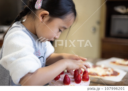 自宅でケーキを作る女の子 107996201