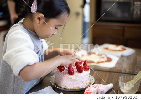 自宅でケーキを作る女の子 107996203
