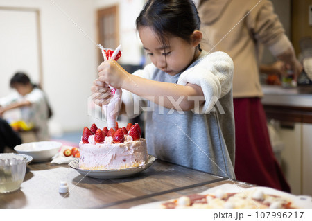 自宅でケーキを作る女の子 107996217