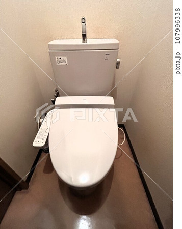 洋式トイレ 107996338