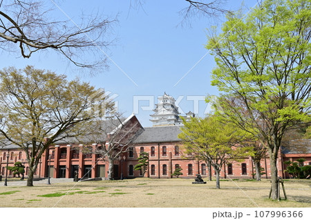 姫路市立美術館の外観と姫路城 姫路市立美術館の外観と姫路城 107996366