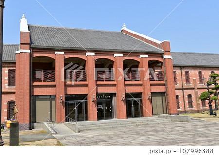 姫路市立美術館の外観と出入り口付近 姫路市立美術館の外観と出入り口付近 107996388