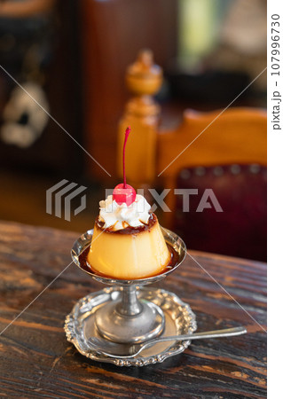 昔ながらのプリン（縦） 107996730