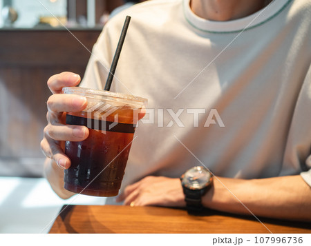 コーヒーを飲む男性 コーヒーを飲む男性 107996736
