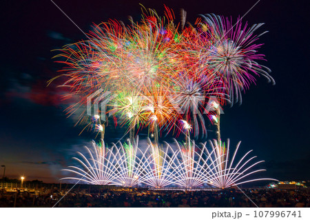 夜空を彩る花火 夜空を彩る花火 107996741