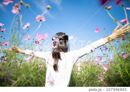 花畑で両手を広げる女の子 花畑で両手を広げる女の子 107996883