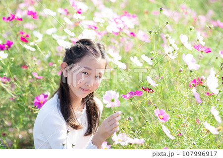お花畑で遊ぶ少女 107996917
