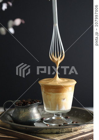 ふわふわ泡のダルゴナコーヒー ふわふわ泡のダルゴナコーヒー 107997006