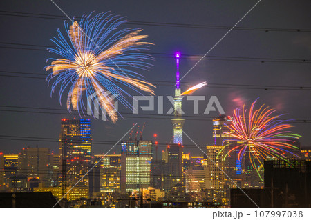 日本の川崎都市景観 4年ぶり多摩川花火大会。川崎市制記念多摩川花火大会の会場側。奥に六本木ヒルズなど 107997038