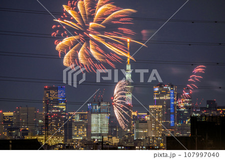 日本の川崎都市景観 4年ぶり多摩川花火大会。川崎市制記念多摩川花火大会の会場側。奥に六本木ヒルズなど 日本の川崎都市景観 4年ぶり多摩川花火大会。川崎市制記念多摩川花火大会の会場側。奥に六本木ヒルズなど 107997040