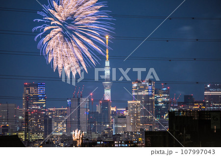 日本の川崎都市景観 4年ぶり多摩川花火大会。川崎市制記念多摩川花火大会の会場側。奥に六本木ヒルズなど 日本の川崎都市景観 4年ぶり多摩川花火大会。川崎市制記念多摩川花火大会の会場側。奥に六本木ヒルズなど 107997043
