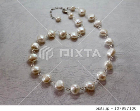 フラットパールのショートネックレス　ハンドメイド 107997100