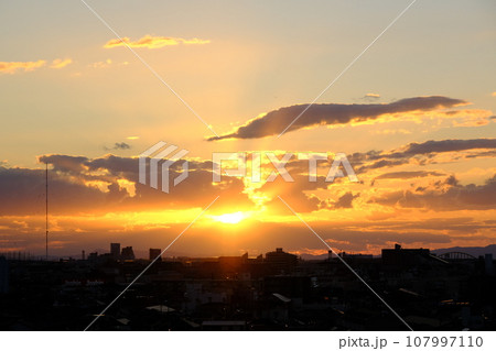 雲の隙間から見える夕日 107997110