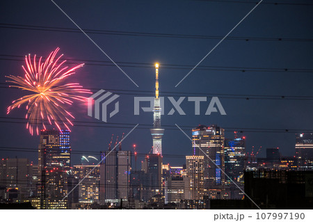日本の川崎都市景観 4年ぶり多摩川花火大会。川崎市制記念多摩川花火大会の会場側。奥に六本木ヒルズなど 107997190