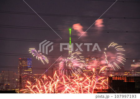 日本の川崎都市景観 4年ぶり多摩川花火大会。川崎市制記念多摩川花火大会の会場側。奥に六本木ヒルズなど 日本の川崎都市景観 4年ぶり多摩川花火大会。川崎市制記念多摩川花火大会の会場側。奥に六本木ヒルズなど 107997193