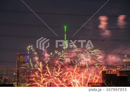 日本の東京都市景観 4年ぶり多摩川花火大会。川崎市制記念多摩川花火大会の会場側。奥に六本木ヒルズなど 日本の東京都市景観 4年ぶり多摩川花火大会。川崎市制記念多摩川花火大会の会場側。奥に六本木ヒルズなど 107997855
